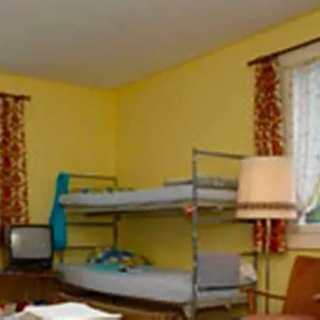 Funny Farm Backpackers Hostel *